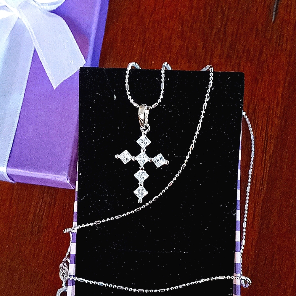 NWOT Crystal pendant with necklace